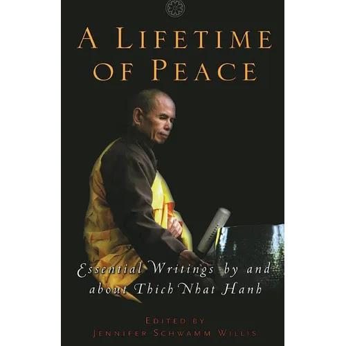 A Lifetime of Peace: Essential Writings by and about Thich Nhat Hanh - Paperback
