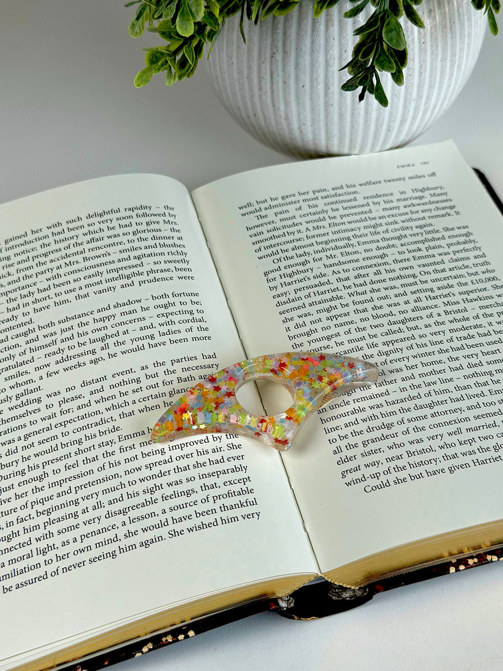 Acrylic Page Holder – Crescent Shape Glitter Thumb Book Holder for Comfortable Reading