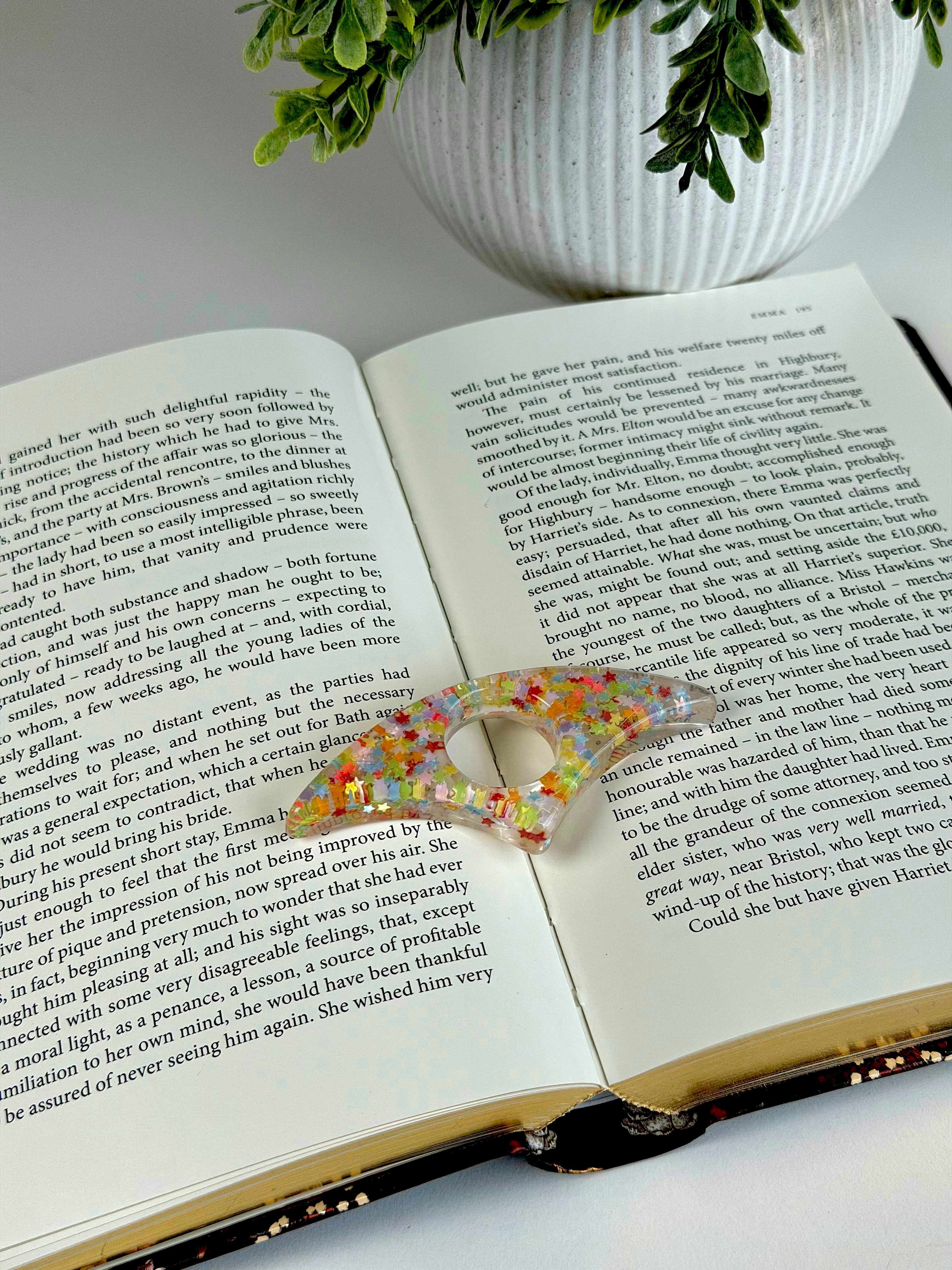 Acrylic Page Holder – Crescent Shape Glitter Thumb Book Holder for Comfortable Reading