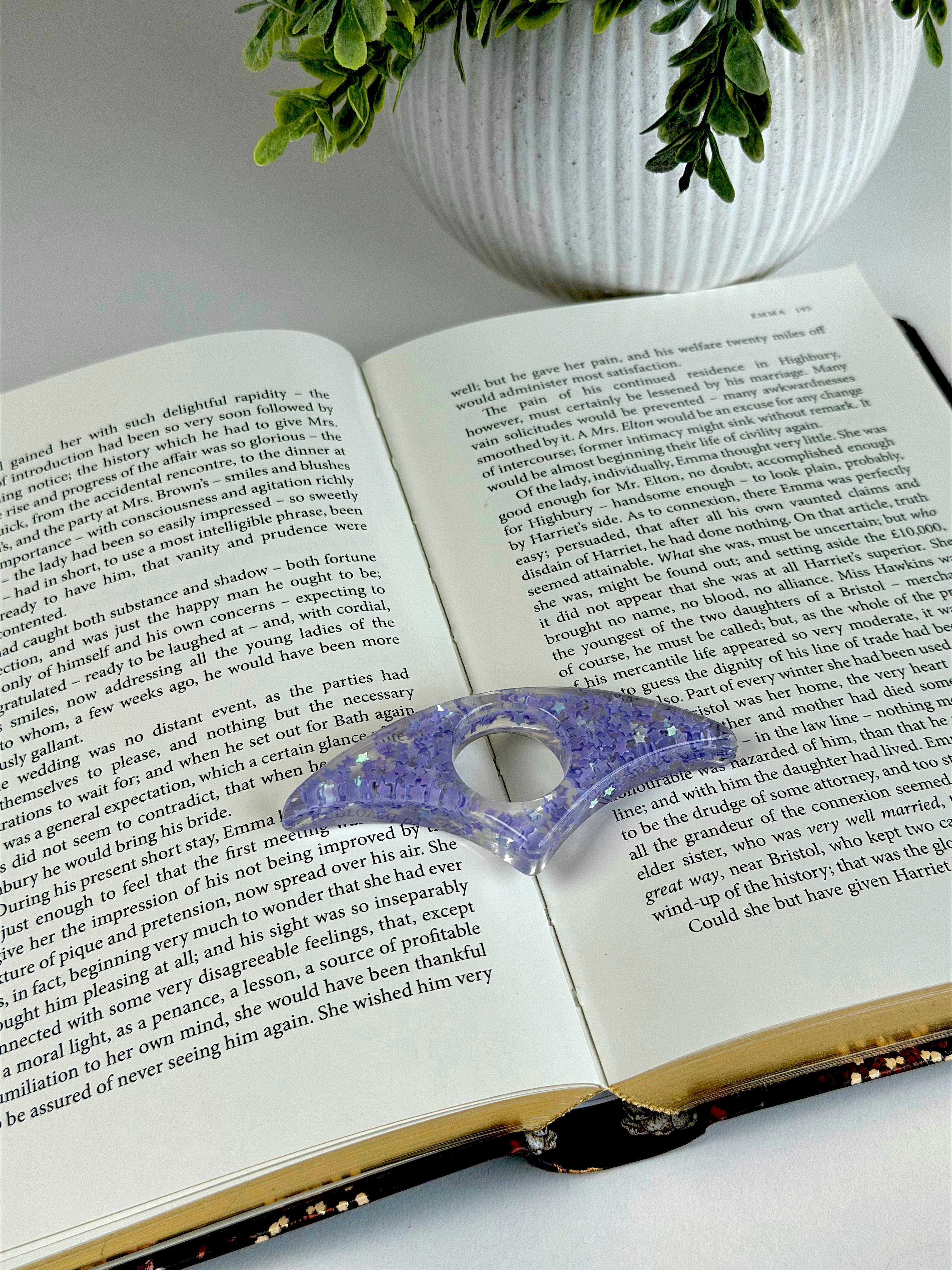 Acrylic Page Holder – Crescent Shape Glitter Thumb Book Holder for Comfortable Reading