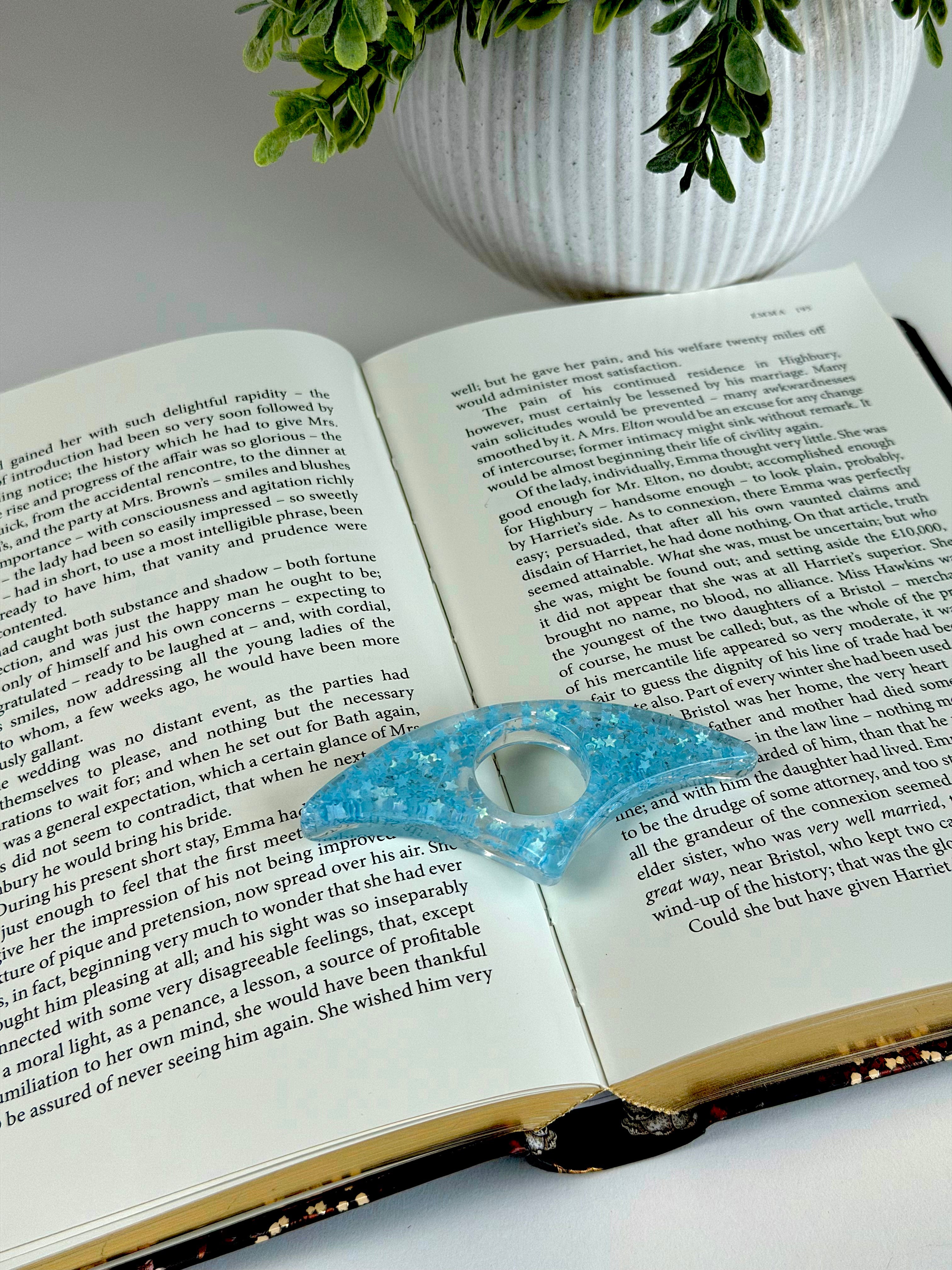 Acrylic Page Holder – Crescent Shape Glitter Thumb Book Holder for Comfortable Reading