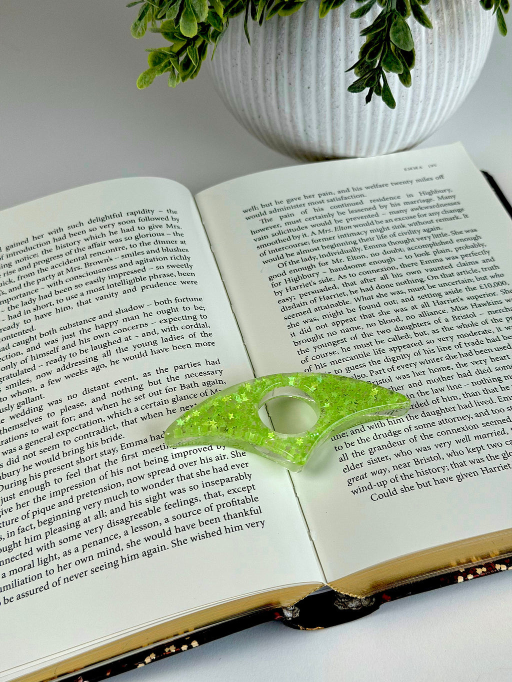 Acrylic Page Holder – Crescent Shape Glitter Thumb Book Holder for Comfortable Reading