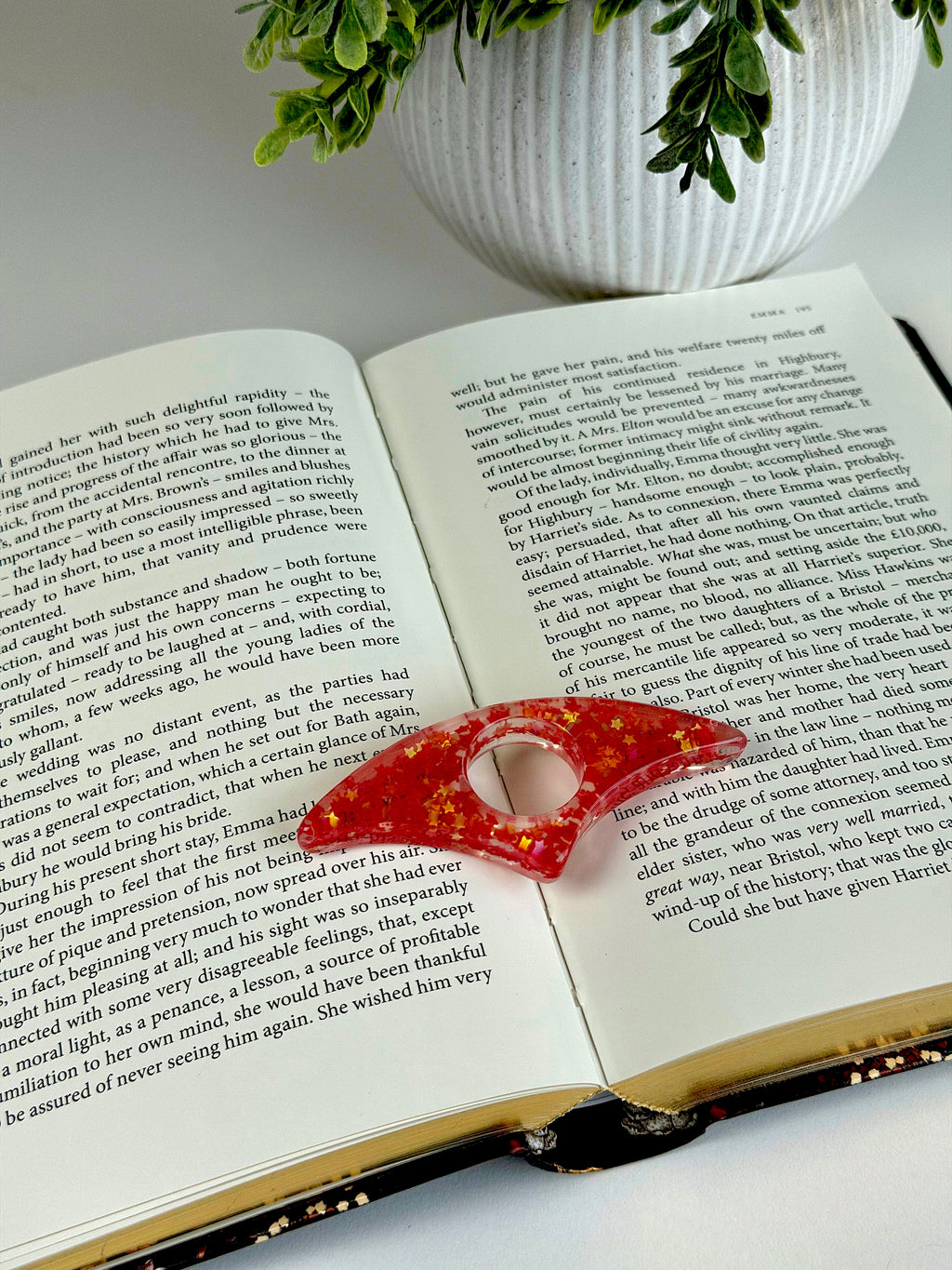 Acrylic Page Holder – Crescent Shape Glitter Thumb Book Holder for Comfortable Reading