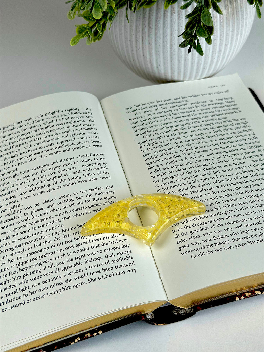 Acrylic Page Holder – Crescent Shape Glitter Thumb Book Holder for Comfortable Reading