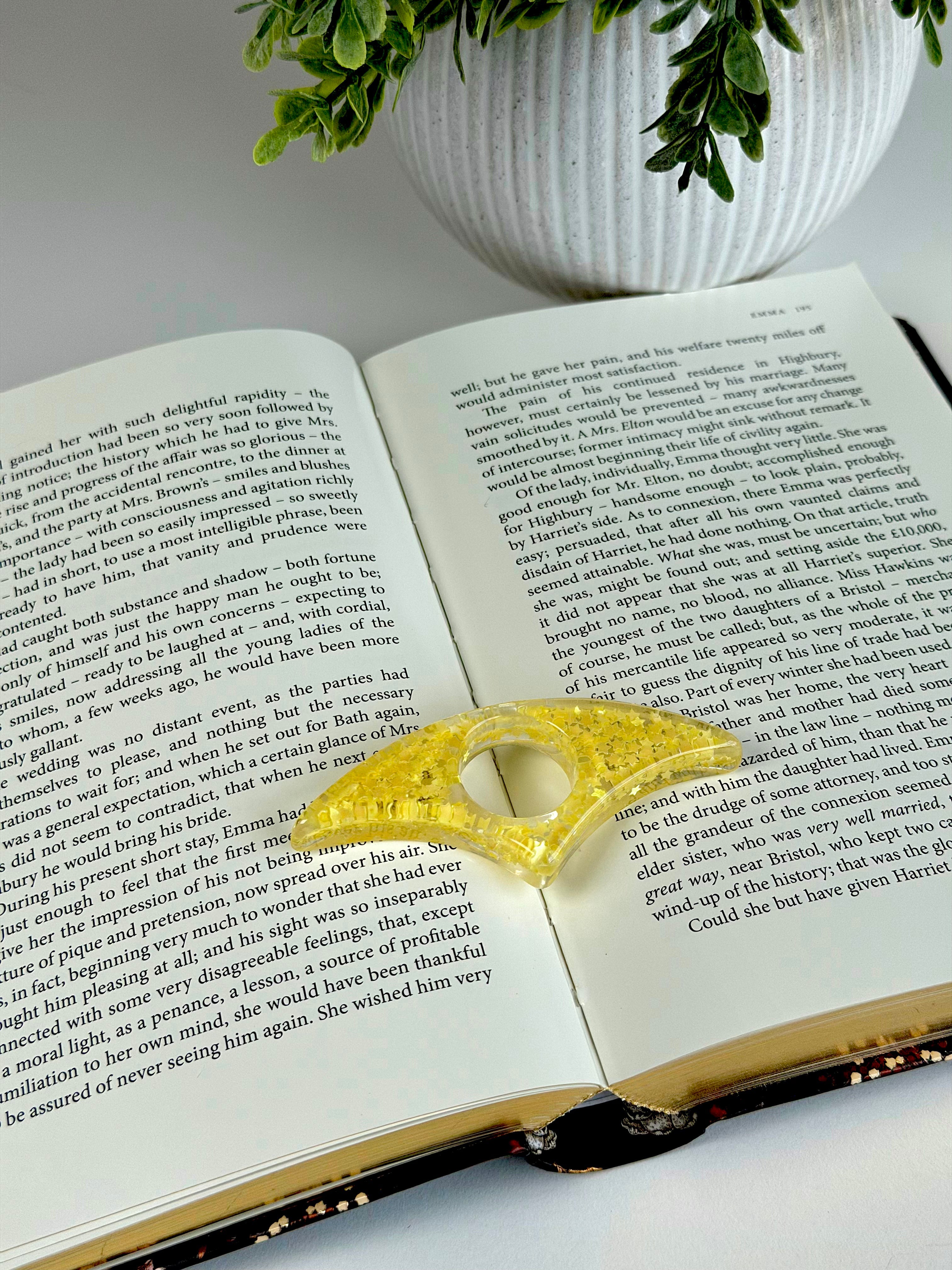 Acrylic Page Holder – Crescent Shape Glitter Thumb Book Holder for Comfortable Reading