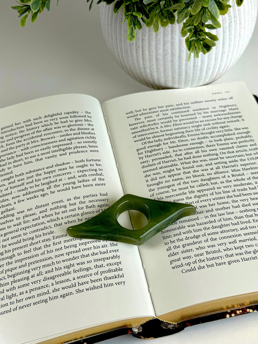 Classic Acrylic Finger Page Holder Ring – One-Hand Reading Accessory