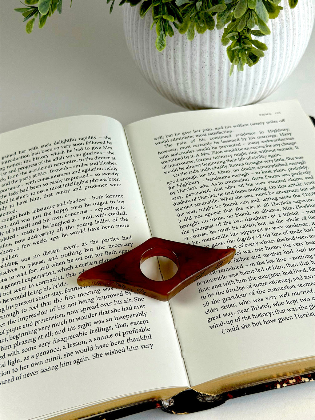 Classic Acrylic Finger Page Holder Ring – One-Hand Reading Accessory