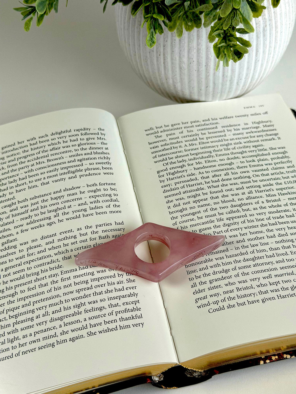 Classic Acrylic Finger Page Holder Ring – One-Hand Reading Accessory
