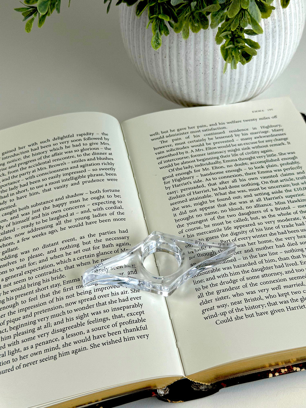 Classic Acrylic Finger Page Holder Ring – One-Hand Reading Accessory