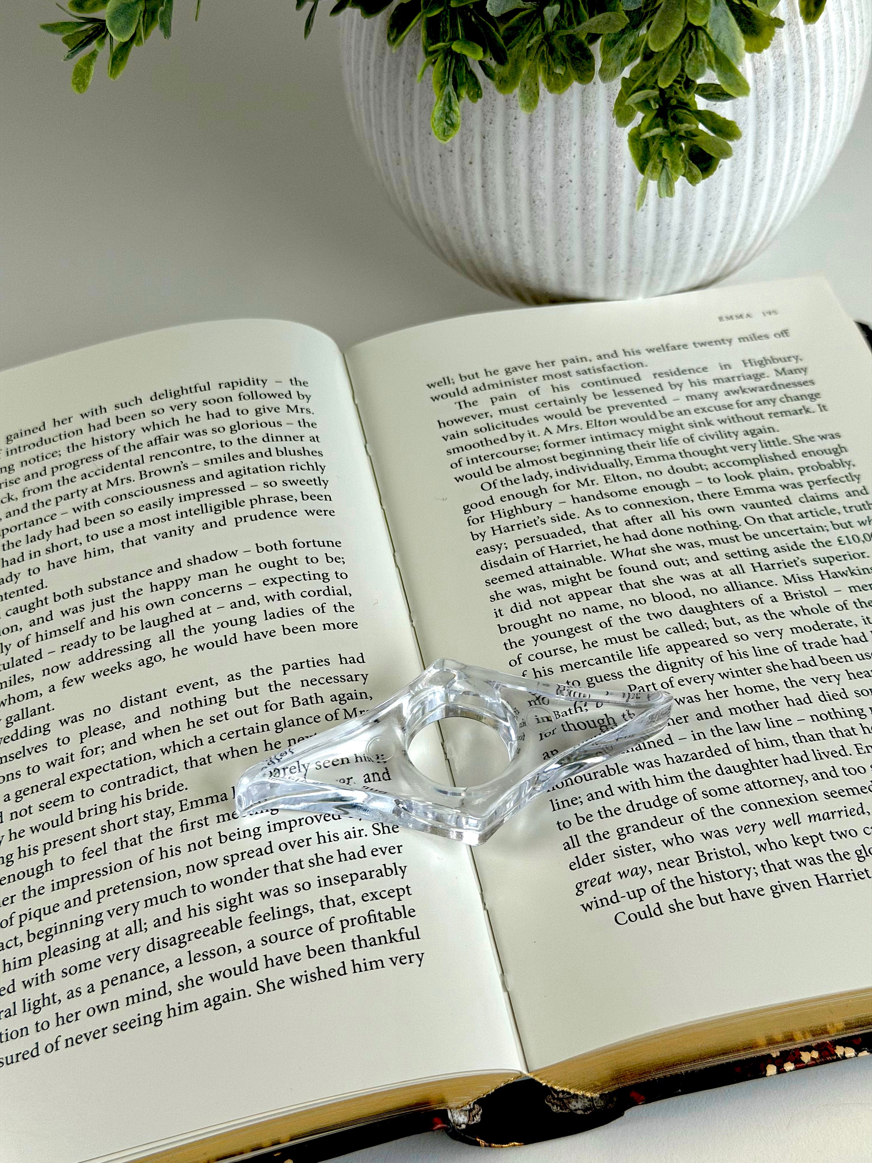 Classic Acrylic Finger Page Holder Ring – One-Hand Reading Accessory