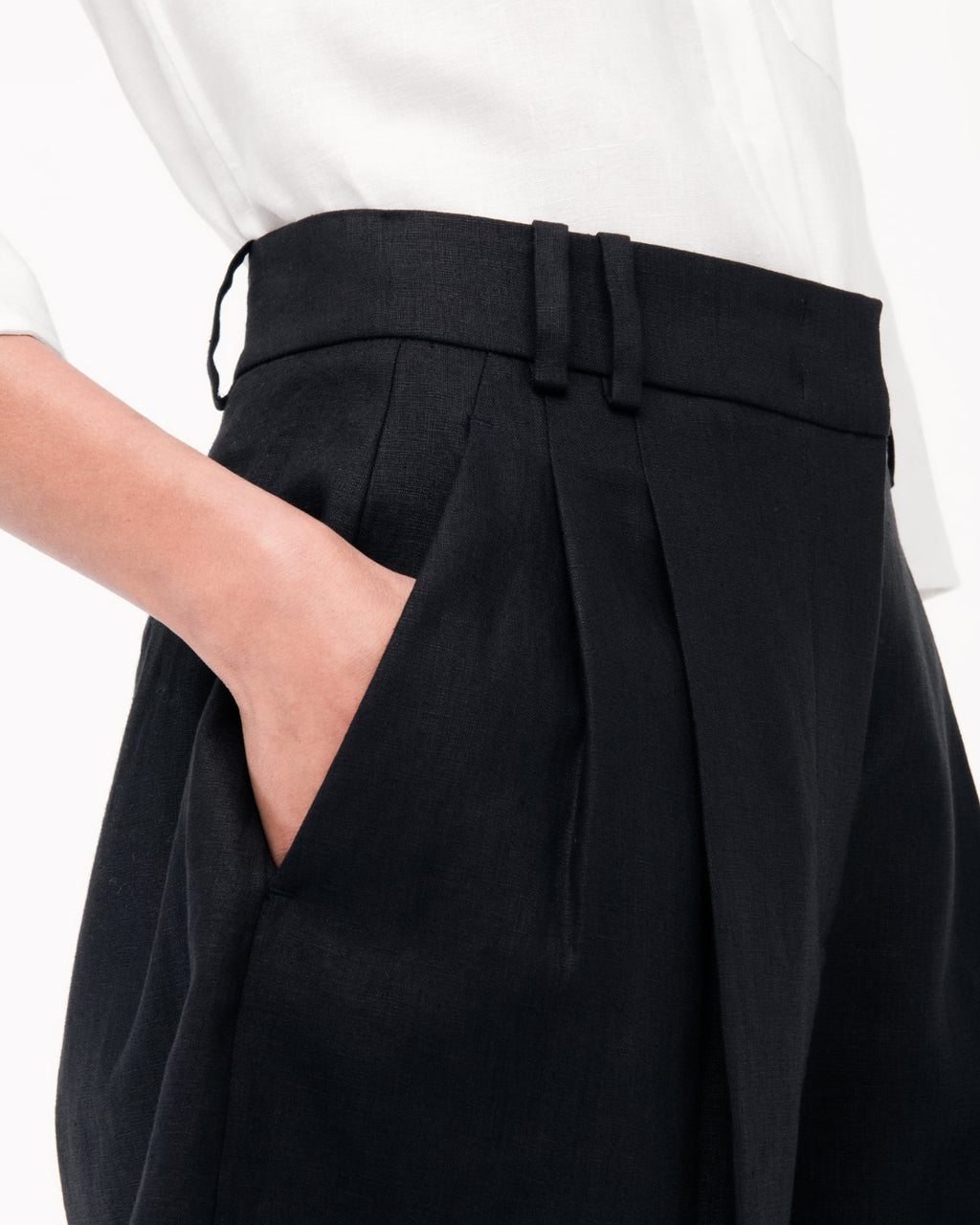 Linen Pleated Short | Black